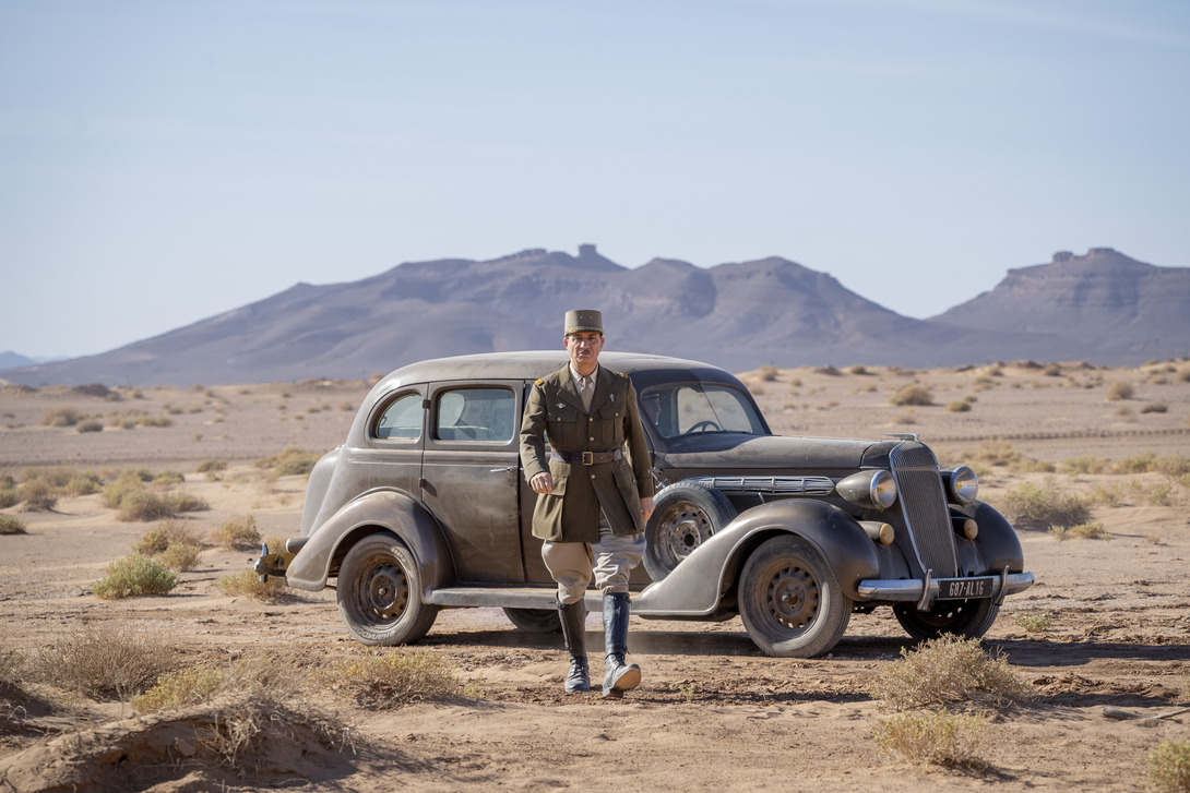 Simon Abkarian as Charles de Gaulle in the French film De Gaulle: Résistance (2026) (© Malgosia Abramowska)
